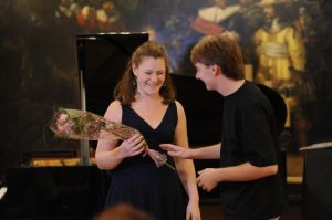 Brigitta Taraszova otrzymuje kwiaty podczas koncertu w Klubie Muz. i Literatury kończącego kurs)
